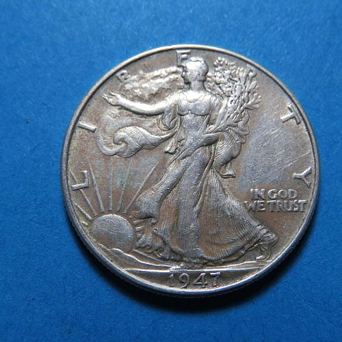 1947 WALKING LIBERTY HALF DOLLAR ~ 90% SILVER ~ LOT D561