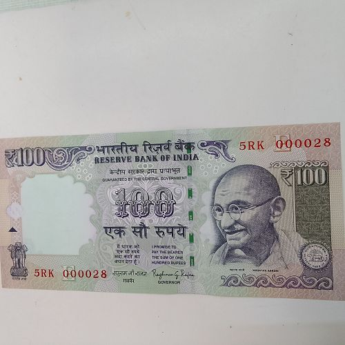 000028   ..100 RUPPES  YEAR 2015    INDIA  UNC  LOWER NUMBER