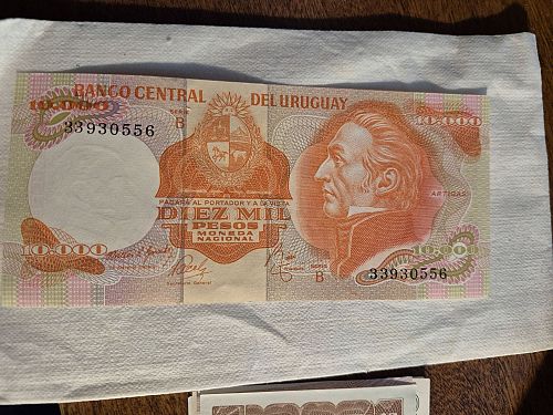 1974 (Series B) Uruguay 10,000 Pesos Note