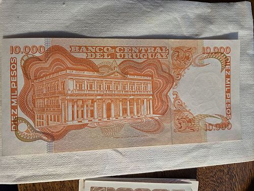 1974 (Series B) Uruguay 10,000 Pesos Note