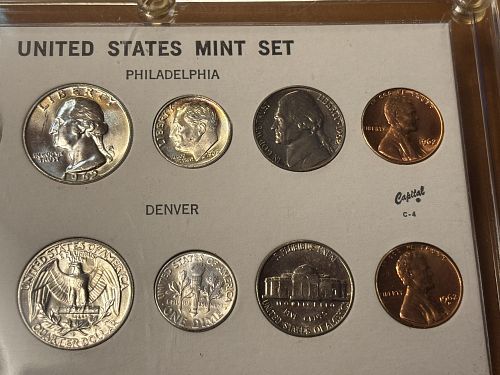 1962 U.S. Mint Set  10 coins in Brilliant Uncirculated Condition in Capital holder
