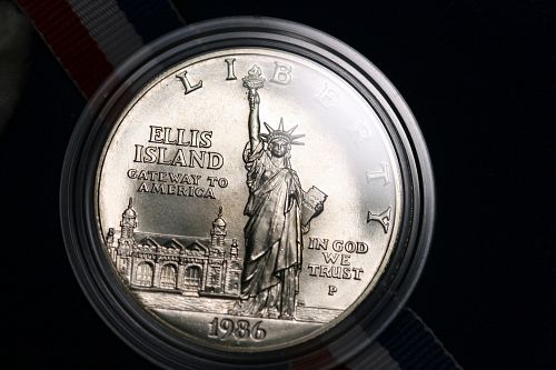1986 P Liberty 90% Silver Dollar Uncirculated IN MINT Box &COA.