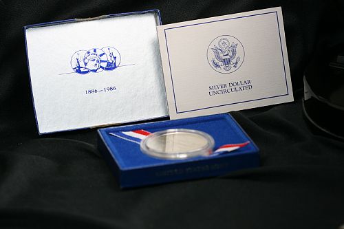 1986 P Liberty 90% Silver Dollar Uncirculated IN MINT Box &COA.